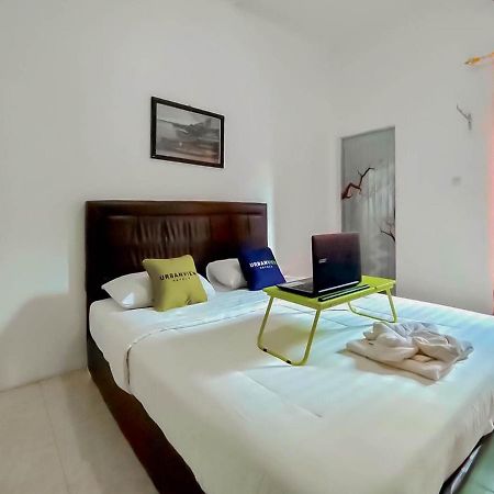Urbanview Hotel Bagoes Sintang By Reddoorz エクステリア 写真