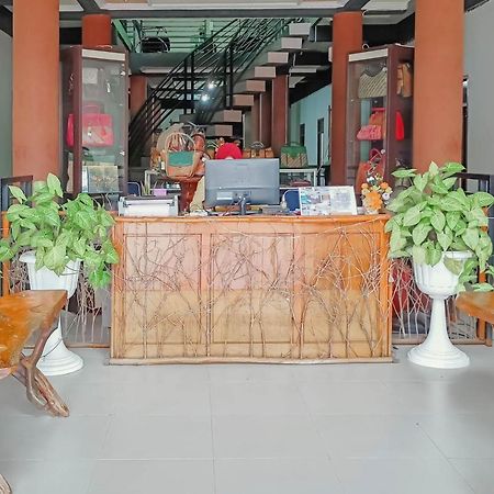 Urbanview Hotel Bagoes Sintang By Reddoorz エクステリア 写真