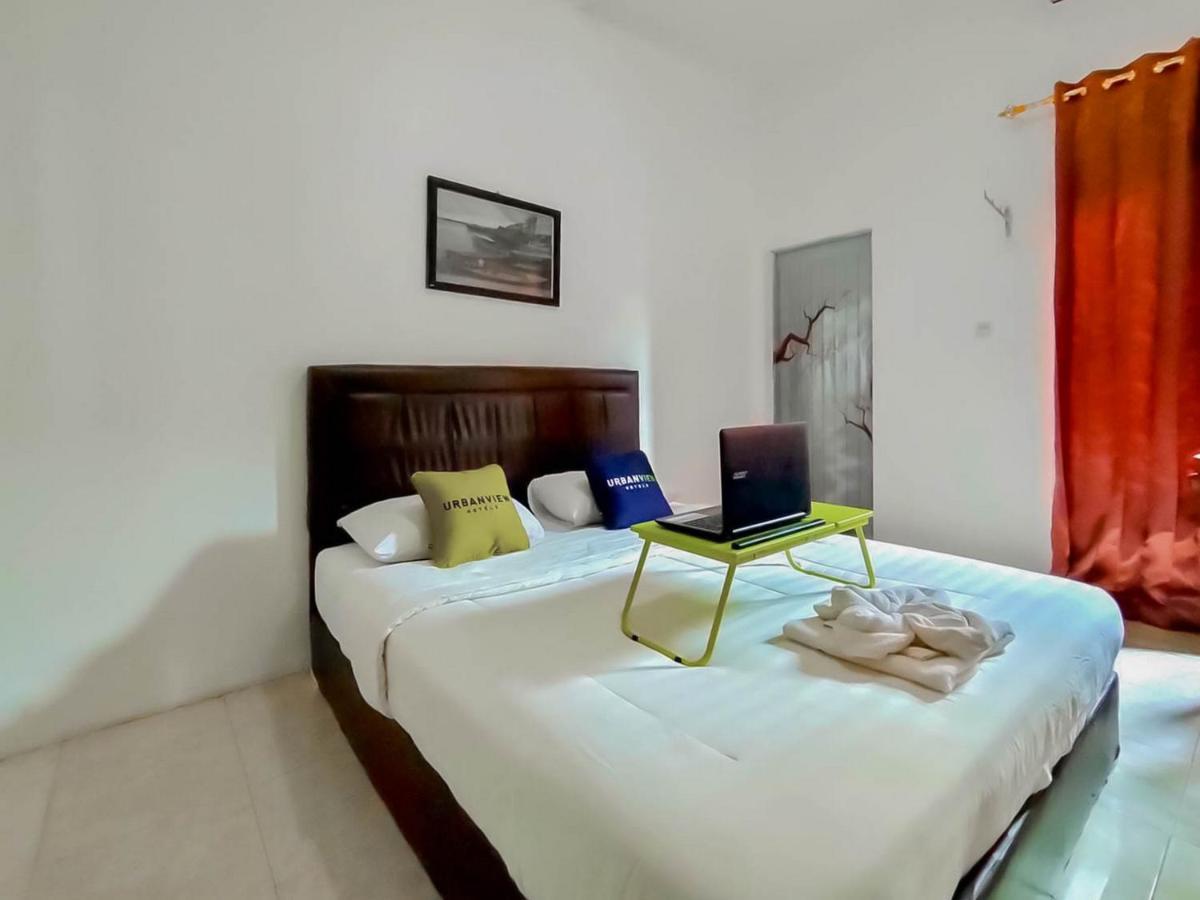 Urbanview Hotel Bagoes Sintang By Reddoorz エクステリア 写真