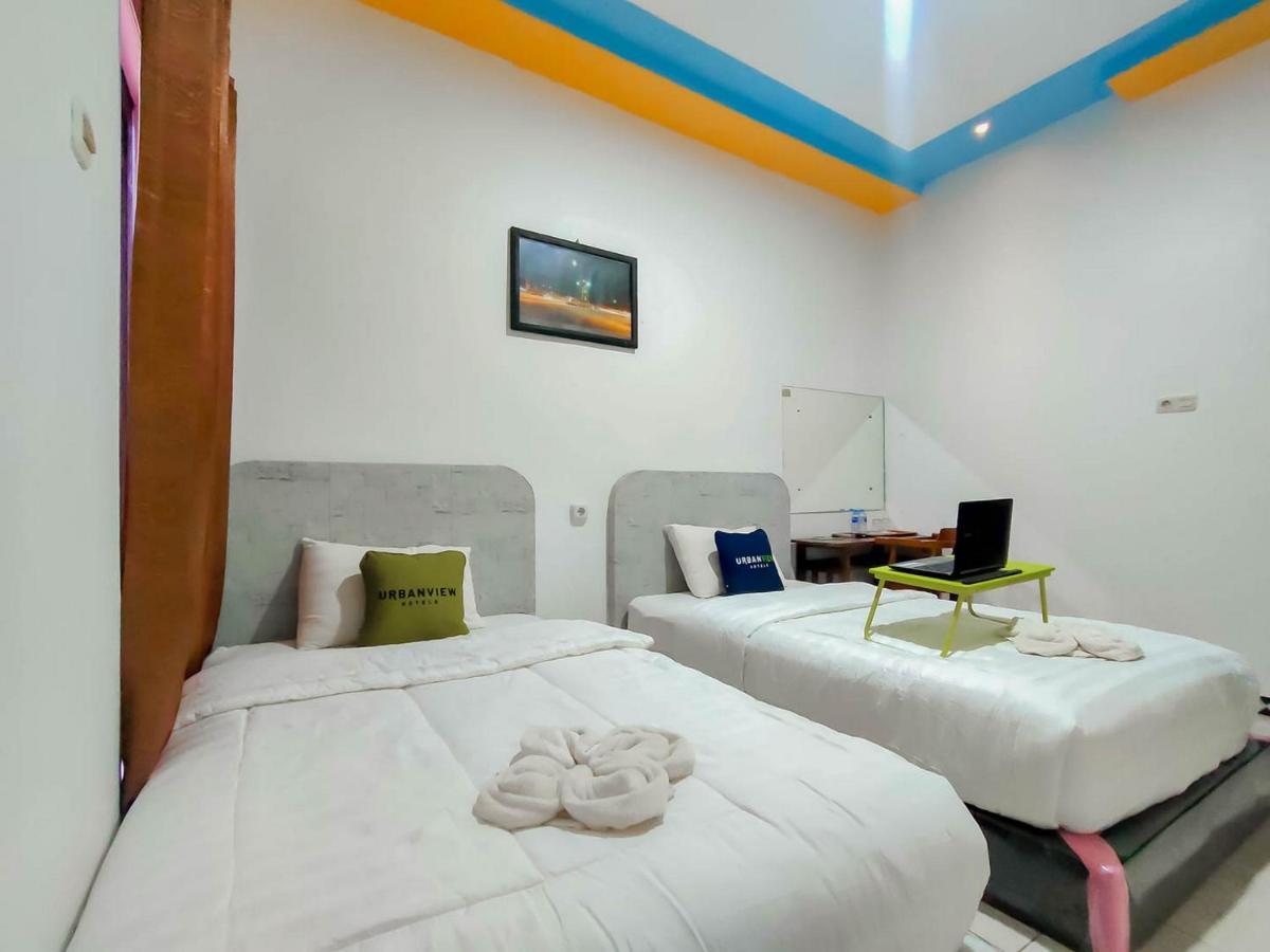 Urbanview Hotel Bagoes Sintang By Reddoorz エクステリア 写真