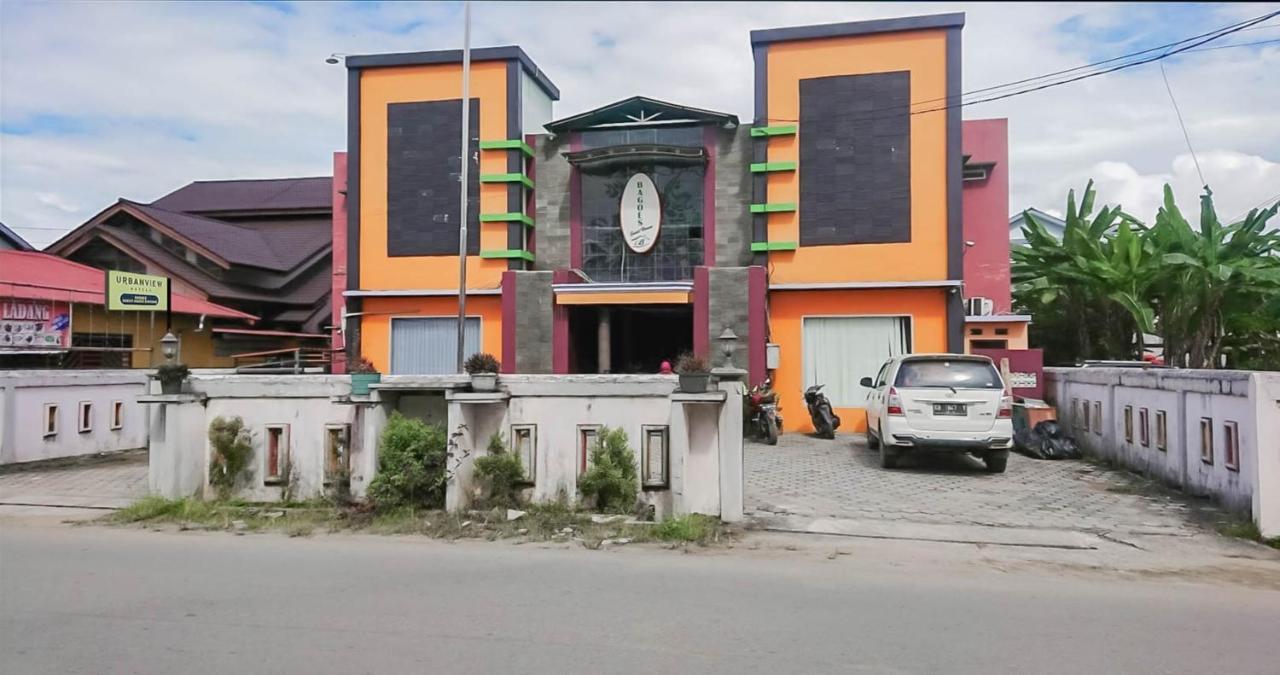 Urbanview Hotel Bagoes Sintang By Reddoorz エクステリア 写真