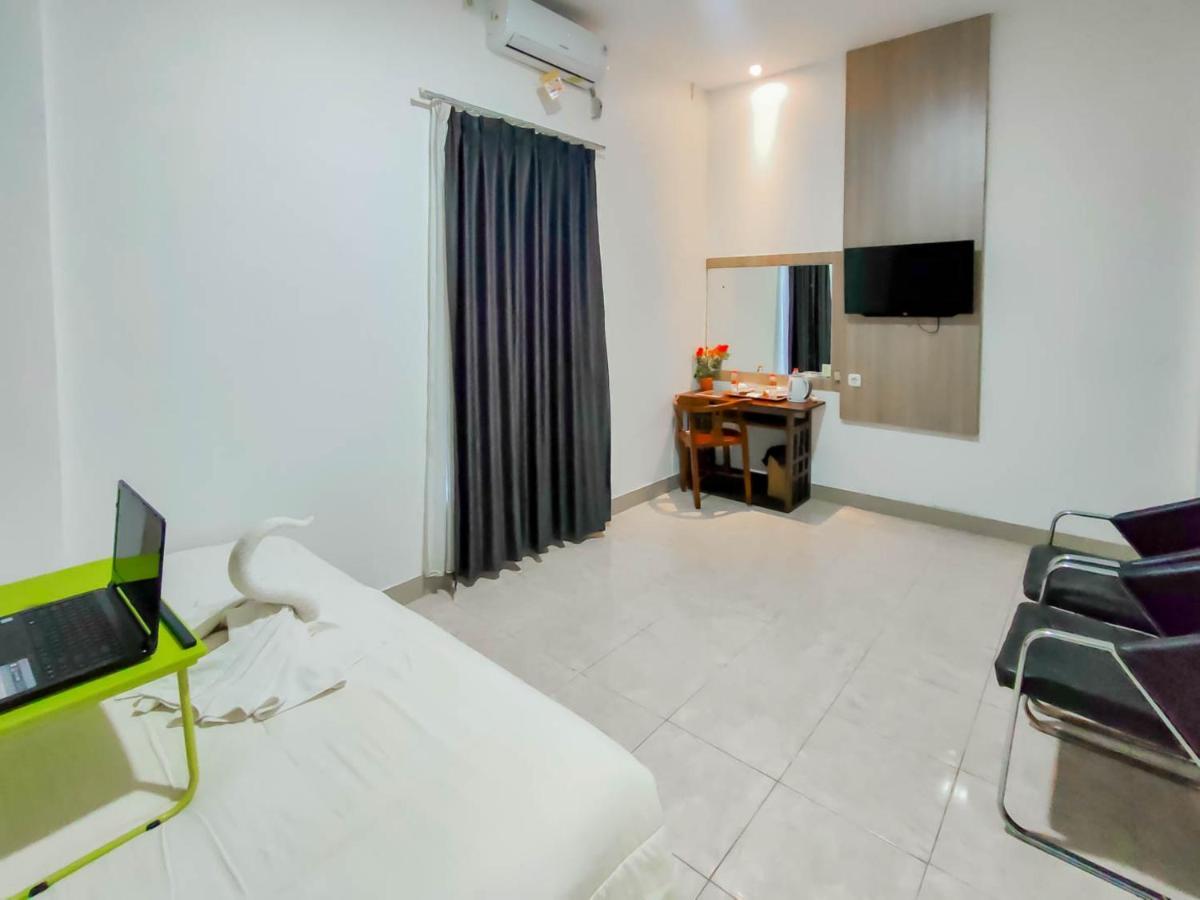 Urbanview Hotel Bagoes Sintang By Reddoorz エクステリア 写真