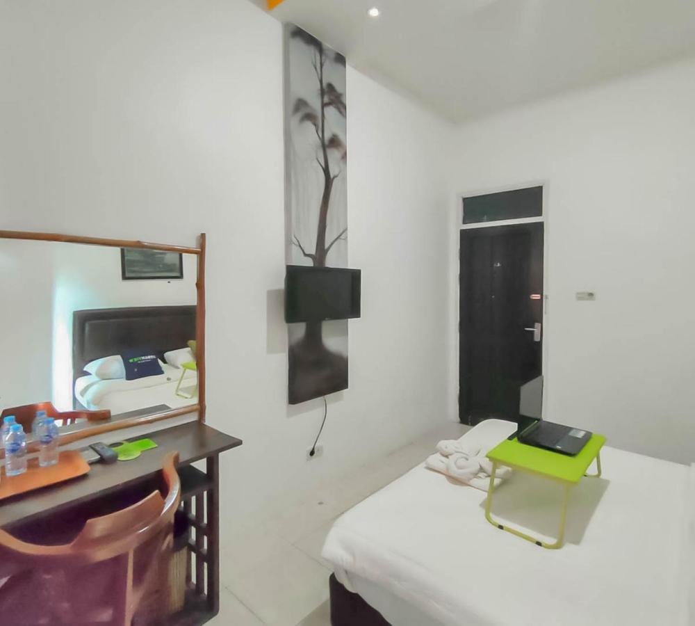 Urbanview Hotel Bagoes Sintang By Reddoorz エクステリア 写真