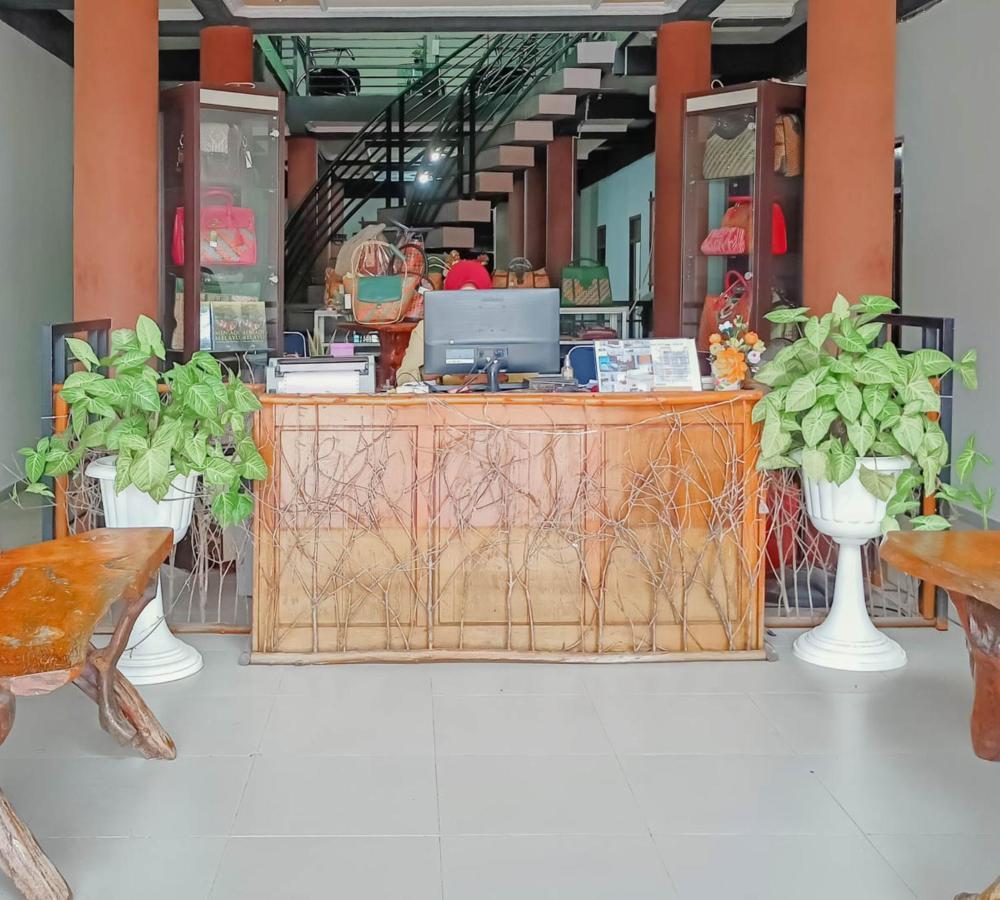 Urbanview Hotel Bagoes Sintang By Reddoorz エクステリア 写真